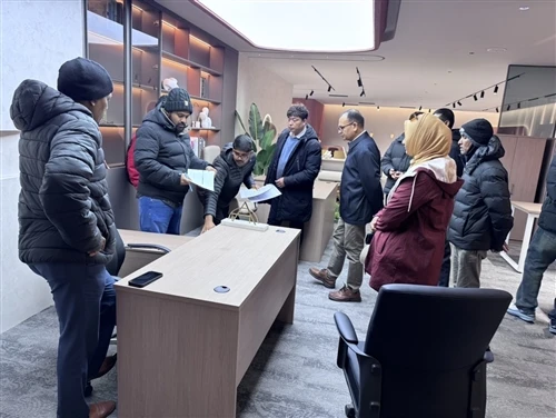 Delegațiile internaționale ale clienților vizitează showroom-ul de mobilier J...